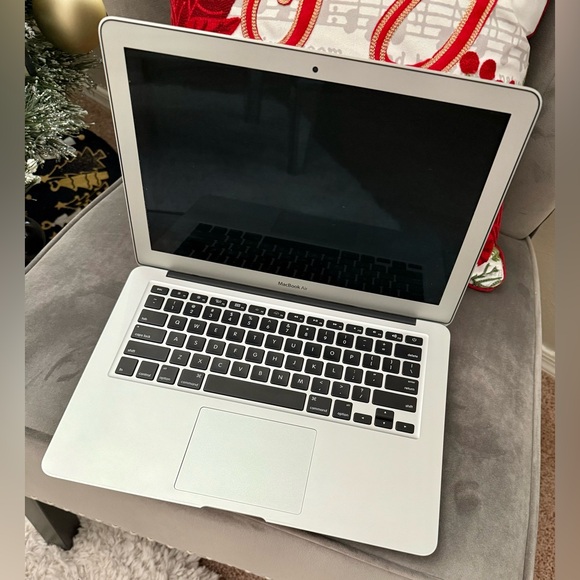 MacBook Air 13-inch - Picture 2 of 9